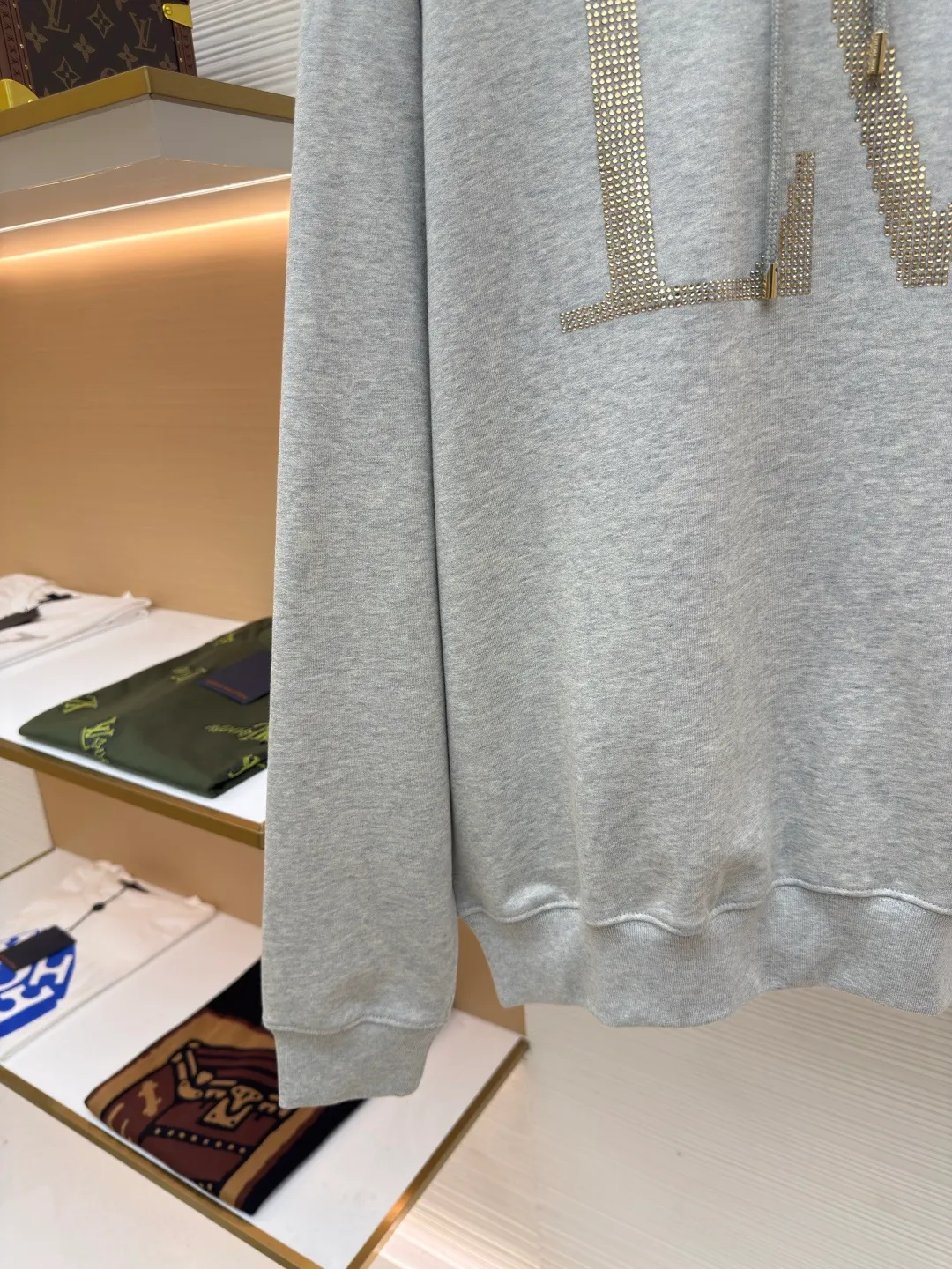 LOUIS VUITTON hooded sweatshirt with diamond letters ●Original version: Purchased and developed for 12999 ●Item number: 1680721-A75 ●Fabric: Pure cotton fish scale base fabric ●Technology: Decorated with rhinestone brand elements ●Version: Fitted version ●Weight: about 660 grams ●Size: S-M-L-XL ●Description: The fabric is made of 16S double yarn + 10S fish scale bottom brushed fabric, 380g, with 26S double yarn rib fabric 470g. The terry terry sweatshirt is composed of a veil, binding yarn and base yarn. Taking into account both breathability and comfort, the overall design is light, comfortable and has a good silhouette. It is characterized by soft feel, solid texture, and excellent extensibility, elasticity, wrinkle resistance, and hygroscopicity. Enlarge the classic letter rhinestone as a decorative element to enhance the sense of luxury and recognition. The surface is densely inlaid with rhinestones, forming a bright halo; the three-dimensional convex inlay effect enhances the visual impact. Rhinestone is a man-made gemstone that enhances the sophistication of designs with its sparkling luster. Laineite is a synthetic gemstone with high transparency and luster, creating a sparkling and three-dimensional print effect. The number and position of the particles on the plate are exactly the same, so that the graphics remain consistent with the original renderings. Precisely positioned laser engraving ensures a symmetrical arrangement of rhinestones; high temperature embeds the rhinestones on the surface of the fabric to increase firmness. The overall wiring is straight and delicate, the fabric is comfortable and soft, and the color is consistent without color difference. It can be matched with the same style to create a fashionable look and control various occasions. Customized accessories, complete with three standards, same style for men and women!
